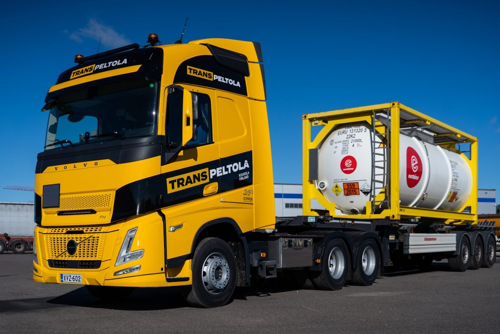 TransPeltolan keltainen rekka ja tankkikontti